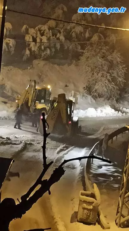 Mudanya'nın en yüksek yerleşim yeri olan kırsal mahallesi İpek Yayla'da yoğun kar yağışı başladı. Kapanan yolları saat mevhumu gözetmeden açma çalışmaları an itibarı ile devam ediyor (28Ocak2021 saat 01:16) Mudanya Belediyesi ekipleri ve Bursa Büyükşehir Belediyesi ekipleri sahada
