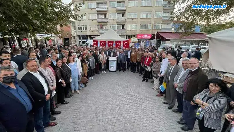 İYİ Parti Bursa Teşkilatları Karacabey’den sonra, şimdi de bir günde Mudanya’nın 37 köyünün tamamına, 37 ayrı ekiple aynı anda çıkarma yaptı. Mudanya Tarihi Hal Kahveleri'nde halka ve partililere nokta mitinginde seslenen İYİ Parti Bursa İl Başkanı Selçuk Türkoğlu, “İktidar için artık maç bitmiştir, intikalar oynanıyor. Millet de kırmızı kartı göstermeye hazır” dedi.