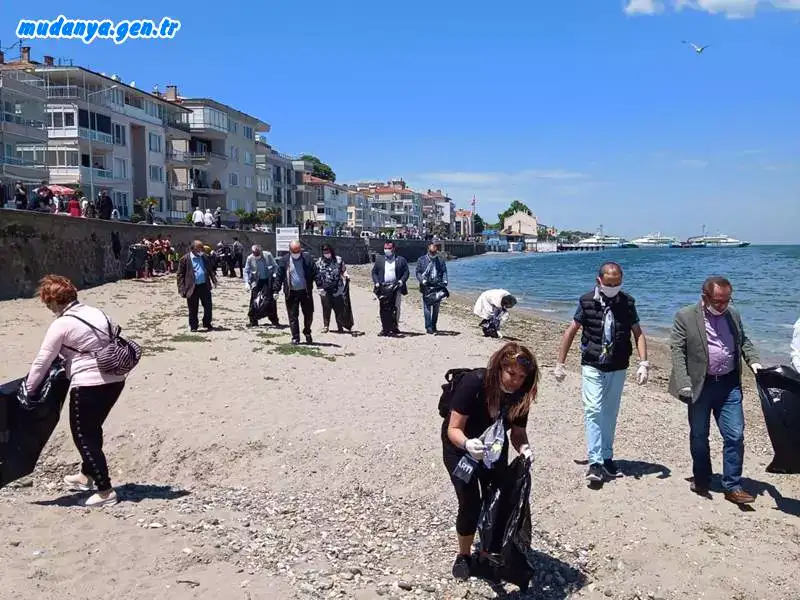 İYİ Parti Mudanya İlçe Başkanı Hüseyin Hatipoğlu, “Doğayı seviyor ve sahillerimizi temizliyoruz” etkinliğinin denize kıyısı olan il ve ilçelerde eş zamanlı yapıldığını belirtti. Başkan Hatipoğlu, “Geleceğimiz için, yaşama hakkı için, çocuklarımız için, İYİ doğa ve İYİ çevre için sahillerimizin temizliği konusunda elimizden geleni yapacağız” dedi. Partililer daha sonra, ellerinde çöp torbalarıyla Demirhane sahilindeki kıyıyı baştan başa gezerek çöp topladı.
