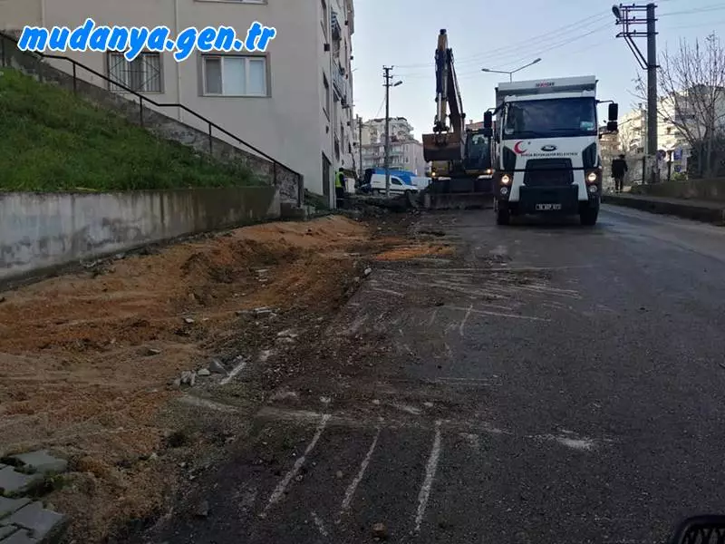 Mudanya Şükrü Çavuş Mahalle Muhtarı Şerefe Şaş " Bursa Büyükşehir Belediyesine verdiğimiz dilekçenin kabul görmesi neticesinde, caddelerimiz ve sokaklarımız da Engelli Vatandaşlarımız için Tekerlekli sandalye yolu ve Görme engelli vatandaşlarımız için kabartma taşlı yürüyüş yolu yapımını sağladık. "