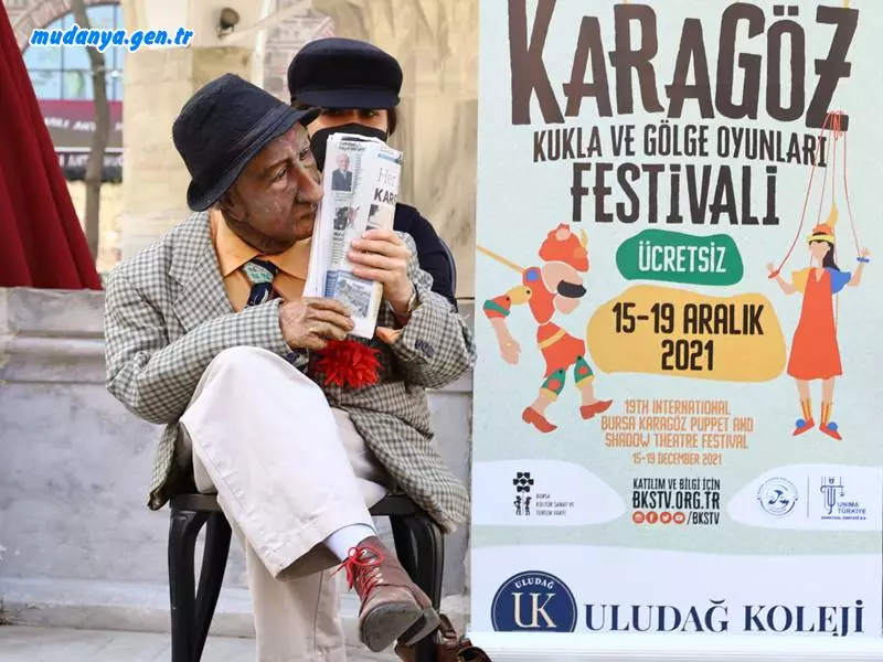 Büyükşehir Belediyesi adına Bursa Kültür Sanat ve Turizm Vakfı (BKSTV) tarafından düzenlenen 19’uncu Uluslararası Bursa Karagöz Kukla ve Gölge Oyunları Festivali, 15 Aralık Çarşamba günü başlıyor. Kukla Sanatçısı Cansu Akdeniz de ‘babasından ilham alarak’ yaşam verdiği Kadıköylü Muhsin Bey performansı ile metroda, çarşıda, tarihi hanlarda Bursalıları festivale davet ediyor.