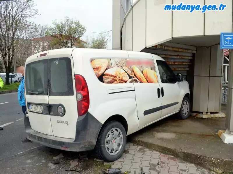 Çarptı Savrularak Üst Geçide Saplandı