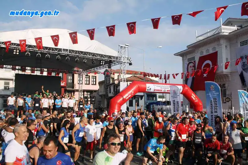 Bursa'da geniş katılımlı ilk koşusunu geçen yıl Kestel'de gerçekleştiren LoveRun ekibi, her yaştan atletizm sevdalılarını bu yıl Mudanya Mütarekesi'nin 99. yıldönümü etkinlikleri kapsamında bir araya getirdi.