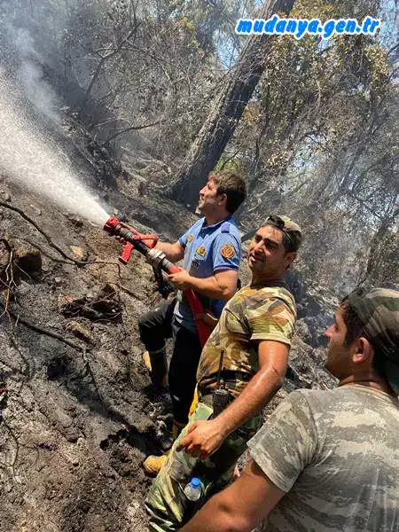 Türkiye'yi günlerdir etkisi altına alan orman yangınlarına müdahale noktasında ülke genelinde tam bir seferberlik hali yaşanırken, Marmaris’teki yangınlara müdahale için giden Bursa Büyükşehir Belediyesi itfaiye ekipleri, özverili çalışmalarıyla takdir topluyor. Bursa ekibi, alevlerle mücadelenin yanında felaketten kurtulmayı başaran kaplumbağaları da sulayıp, güvenli alanlara taşıyor.