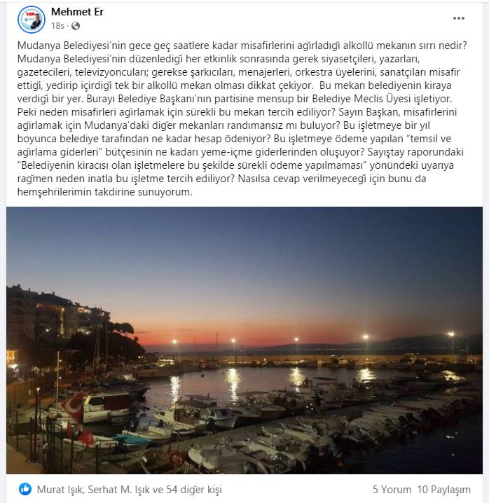 Memleket Partisi Mudanya Belediye Meclis Üyesi Mehmet ER sosyal medya hesabından yaptığı paylaşımda Sayıştay raporundaki “Belediyenin kiracısı olan işletmelere bu şekilde sürekli ödeme yapılmaması”  uyarısına rağmen Başkan Hayri Türkyılmaz'ın neden ısrarla aynı mekanda pek çok kişiyi  gece çok geç saatlere kadar  alkollü olarak ağırlamasını ilçe gündemine taşıdı. Siyaset kulislerinde bomba etkisi yaratan paylaşımda dikkat çekici noktaların bulunması kafaları karıştırırken Meclis Üyesi Mehmet Er " Nasılsa cevap verilmeyeceği için bunu da hemşehrilerimin takdirine sunuyorum." satırlarıyla paylaşımını sonlandırdı.