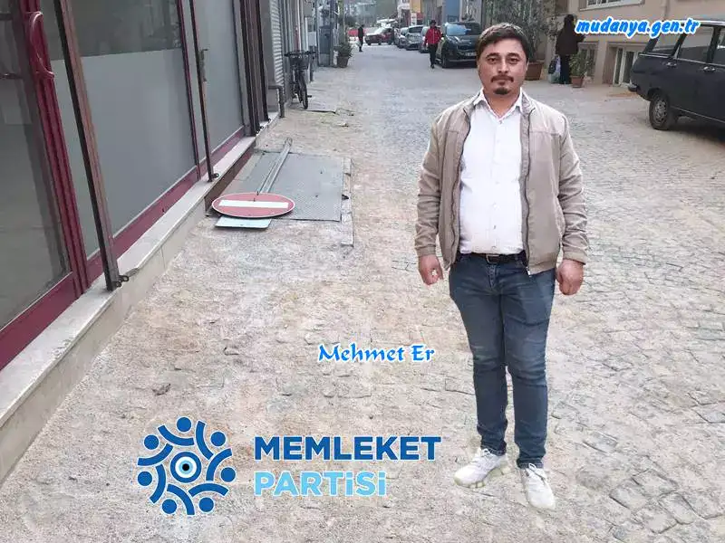 Memleket Partisi Mudanya Belediyesi Meclisi Üyesi Mehmet Er Mustafakemalpaşa Caddesi’nin Mudanya Stadı ve Şükrüçavuş İlkokulu tarafına açılan ara sokaklarında asfaltla birlikte yaya kaldırımlarının sökülerek parke taşı döşenmesinin yayaların aleyhine olduğunu, otopark sorunu nedeniyle araçların konutlara sıfır park edilmesi dolayısıyla ev sahipleriyle park edenler arasında problem çıkaracağını kaldırımı olmayan parke taş döşeli sokaklarda sağlı, sollu park nedeniyle yolların içinden çıkılamaz hale geleceğini söyledi. Mehmet Er "Örneğin bu sokaklar UKOME kararı ile trafiğe kapatıldı da bizim mi haberimiz yok? Eğer trafiğe kapatılmadıysa trafiğe açık sokaklarda kaldırımlar neden sökülerek zeminle bir hale getiriliyor? Yaya güvenliği düşünüldü mü? " diye sordu.
