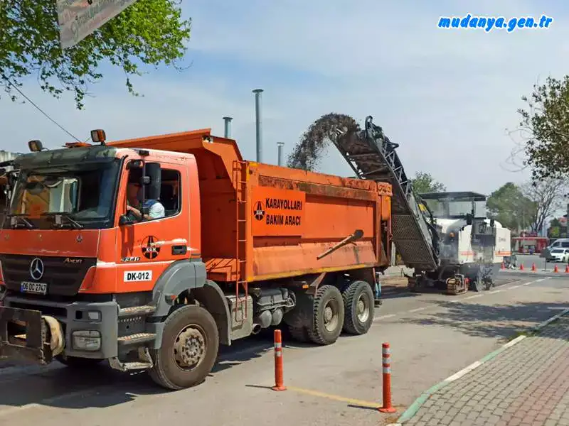 Bursa’nın sahile açılan en önemli kapısı olan ve özellikle yaz aylarında yoğun trafiğin yaşandığı Mudanya ilçesinin ana caddeleri, Bursa Büyükşehir Belediyesi ve Karayolları Bölge Müdürlüğü tarafından yapılan çalışmalarla sil baştan yenileniyor.