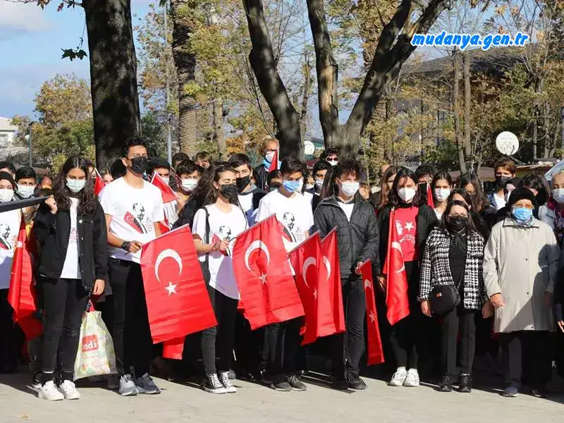 Mudanyalılar Cumhuriyetin 98. Yıldönümünü Kutladı