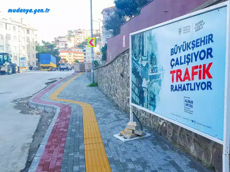Bursa Büyükşehir Belediyesi, Mudanya ilçesi Su deposu Caddesi ve Engin Adıyaman Caddesi’nde yaptığı çalışmalarla, yaya kaldırımlarını hem güvenli hem de konforlu hale getiriyor.