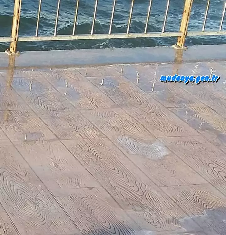 Bursa Büyükşehir Belediyesi Park ve Bahçeler Daire Başkanlığı 4 bin 800 metrekare Mudanya Sahil Bandı mevcut mdf yer kaplamalarını korozyona dayanıklı ahşap desen baskılı renkli beton kaplama ile değiştiriyor.