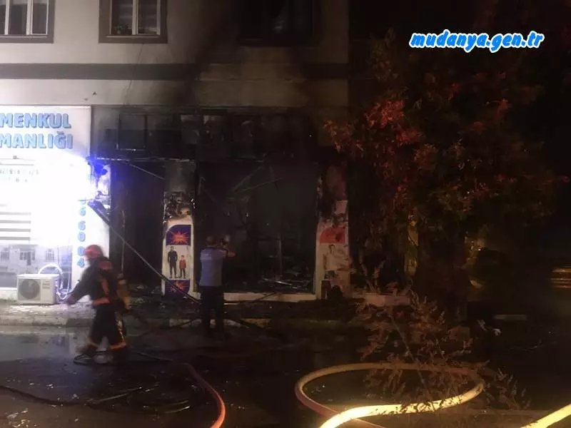 Mudanya Halitpaşa Mahallesi Jandarma Komutanlığı yanındaki Fabrika Sokak'ın köşesinde bir iç giyim mağazasında saat 00:10 sıralarında başlayan yangında iç çamaşırı mağazası çayır çayır yanarak küle döndü.