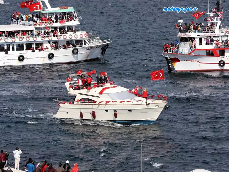 Cumhuriyetin ilanının 98. Yıl dönümü, Türkiye Cumhuriyeti’nin kuruluş temellerinin atıldığı Mudanya’da coşkuyla kutlandı. Mudanya sokaklarını, bayram sevinci sardı, Cumhuriyet coşkusu denize taştı.