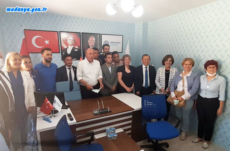 Partisinin Bursa il başkanlığı ve Mudanya İlçe Başkanlığı açılışları için Bursa’ya gelen Memleket Partisi Genel Başkanı Muharrem İnce, Mudanya’da gençlere seslendi, iktidar partisine sert göndermeler yaptı, küskün partili ve ülkücülere "Memleket Partisi'ne gelin" çağrısında bulundu.  Geçtiğimiz aylarda CHP'den istifa eden Mudanya Belediyesi Meclis Üyesi Mehmet Er'e parti rozetini takan Muharrem İnce partiye yeni katılımları beklediğini sıkı bir çalışma ile Mudanya Belediye Başkanlığını Memleket Partisine kazandırılacağını vurguladı.
