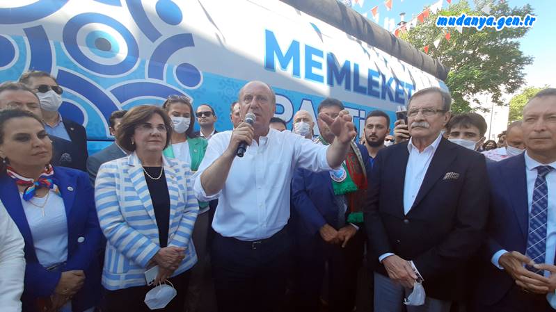 Mudanya Hal kahvelerinde otobüsten inen ve halkın içine karışan Muharrem İnce vatandaşlarla ayaküstü hasbihal etti. Yoğun ilgi gördü. Mudanya İlçe Binasına kadar yürüyen Genel Başkan İnce kurdela kesimi öncesi ilçe merkezi önünde bir konuşma yaptı.