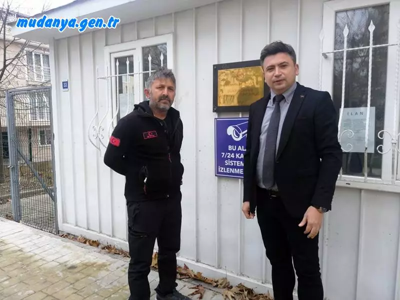 Mudanya Şükrü Çavuş Mahalle Muhtarı Şerefe ŞAŞ mahallesindeki yağmur suyu giderlerini büyüteç altına aldı. Sonbaharla birlikte çalışmalarını daha da yoğunlaştıran Muhtar ŞAŞ BUSKİ Mudanya Müdürü Emre DUZ ile birlikte Şükrü Çavuş Mahallesindeki mazgalları ve bazı sorunlu yerleri inceleyerek kış mevsiminde olası sağanak yağışlara karşı gereken tedbirleri gözden geçirdiklerini açıkladı.