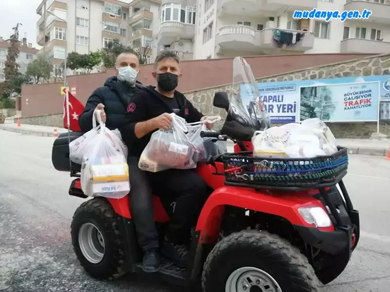 Mudanya Şükrü Çavuş Mahalle Muhtarlığı yaşanan pandemi sürecinde başlattığı iyilik hareketi hayırseverlerin desteği ile artarak devam ediyor. Mahalle Muhtarı Şeref ŞAŞ "Bu akşam 20, Bu ay 100'den fazla ailemize yardım ulaştırdık." diyerek hayırseverlere teşekkür etti.