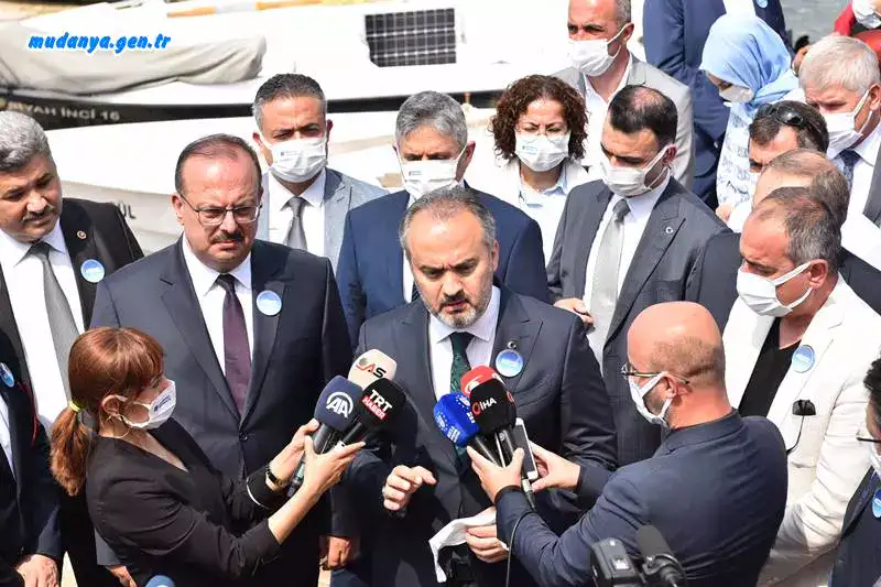 Çevre ve Şehircilik Bakanlığı'nca 'Marmara Denizi Eylem Planı'nın uygulanmasına ilişkin 7 il valiliği ve belediye başkanlıkları, ilgili bakanlıklar ve sivil toplum kuruluşlarına gönderilen genelgenin ardından Marmara Denizine kıyısı olan tüm illerde olduğu gibi Bursa sahillerinde de müsilaj seferberliği başladı.