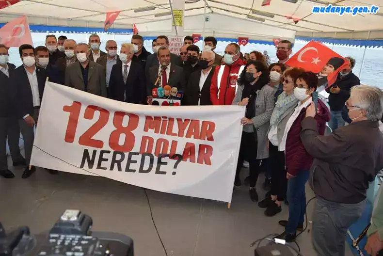 CHP Bursa İl Örgütü, belediye başkanları ve ilçe başkanlarıyla birlikte tekne ile denize açıldı, Marmara'yı işgal eden müsilaj sorununu yerinde gözlemledi. Denizde yapılan basın açıklamasında da bu sorunun yalnızca belediyelerin çabasıyla çözülemeyeceği vurgulanarak, ilgili bakanlıkların ve tüm ilgili birimler harekete geçmeye çağrıldı. Etkinlikte ortam ve açıklama ile alakasız şekilde 128 milyar pankartı da açıldı.