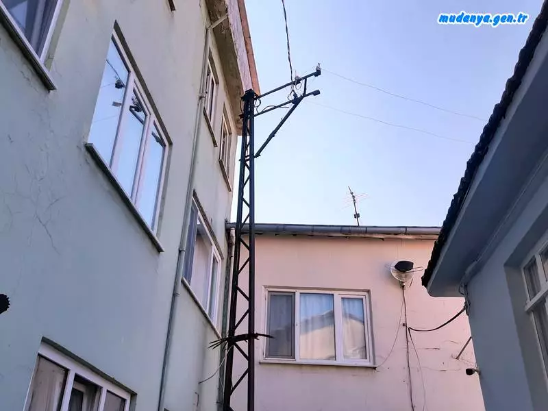 Mudanya Şükrü Çavuş Mahallesi Nalbantoğlu sokak sakinleri adeta evlerine bitişik elektrik direkleri ve havai elektrik telleri yüzünden kabusu yaşıyor.