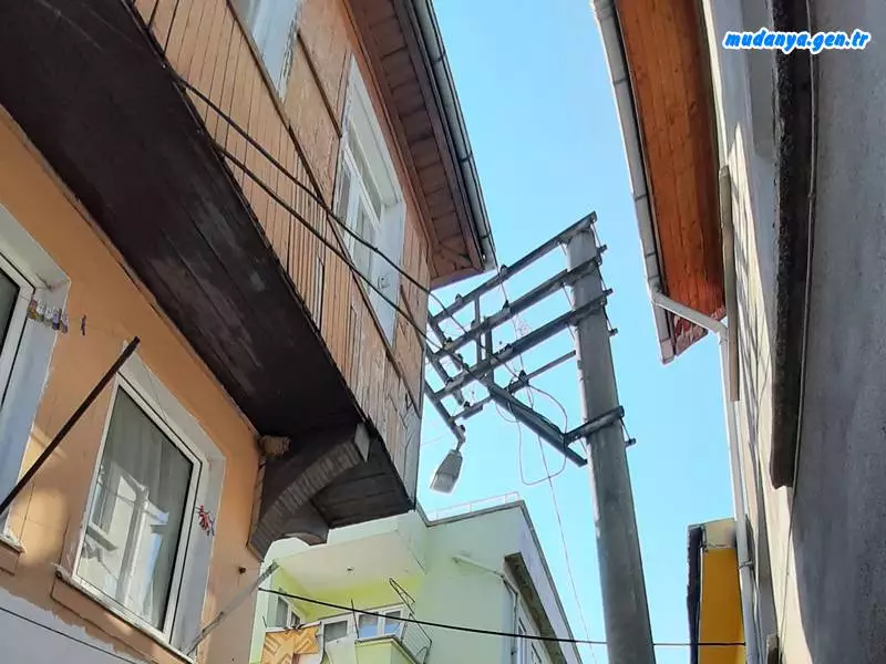 Mudanya Şükrü Çavuş Mahallesi Nalbantoğlu sokak sakinleri adeta evlerine bitişik elektrik direkleri ve havai elektrik telleri yüzünden kabusu yaşıyor.