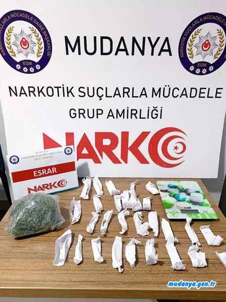 Mudanya Emniyeti Narkotik Büro gerçekleştirdikleri takip sonunda 2 şahsın evlerinde yaptıkları aramada satışa hazır halde uyuşturucu ve bazı materyaller ele geçirdiler.