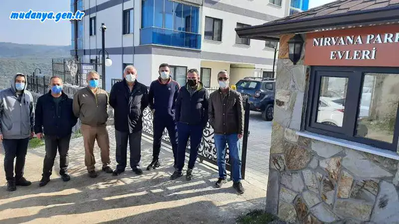 Mudanya Halitpaşa Mahallesin'de 1556/4 parselde (106. sokak) bulunan 30 daireli Nirvana Park Evleri sakinleri iki yıldır zeytin bahçelerine akan pis su giderinin kanalizasyon hattı yapılarak bağlantının gerçekleştirilmesini istiyor. Mağdur olan site sakinleri lağım sularının zeytinliklere aktığını koku ve sinek yaptığını pandemide kamu sağlığını için tehdit oluşturduğunu vurgulayarak çözüm arıyor.