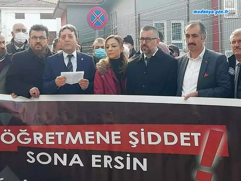 Eğitimciler Sınıfta Darp Edilen Öğretmen İçin Protesto Açıklama Yaptı.