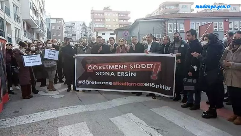 Mudanya Cafer Yener İlkokulu'nda bir sınıf öğretmeninde bir veli tarafından sınıf içinde yapılan saldırı ve darp edilmesinin ardından okul önünde yapılan basın açıklamasıyla saldırı protesto edildi.