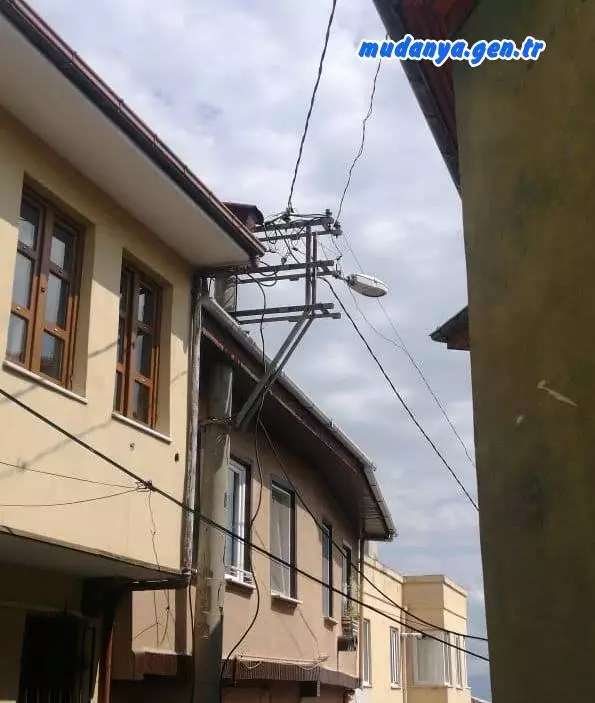 Mudanya Şükrü Çavuş Mahallesi Sağır Kamil Sokak ile Kuruçeşme Sokak bağlantısında bulunan elektrik direkleri yürekleri ağızlara getiriyor. Can ve mal tehlikesi yüksek seviyede olan haberimiz olası bir can kaybı öncesinde uyarı niteliği taşıyor.