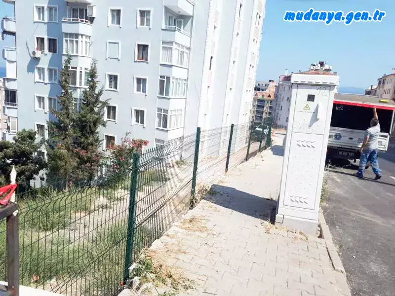 Bursa Büyükşehir Belediyemize mahallemize gösterdiği hassasiyet için çok teşekkür ediyorum. Oldukça yüksek bir yerden düşme tehlikesi yapılan tel çit ile giderilmiş oldu. Ayrıca Büyükşehir belediyemize mahallemizde yapmış olduğu yaya kaldırım yenileme ve trafik sinyalizasyon çalışmaları içinde çok teşekkür ediyorum. " dedi.