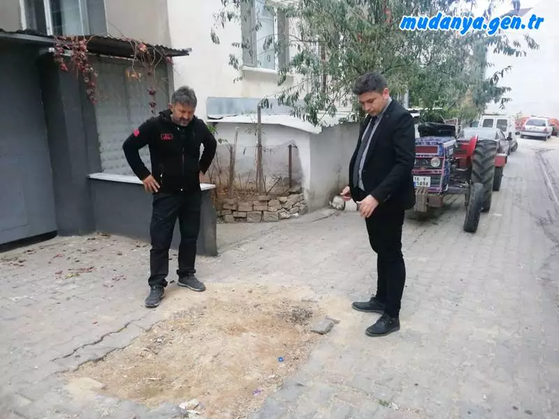 Mudanya Şükrü Çavuş Mahalle Muhtarı Şerefe ŞAŞ mahallesindeki yağmur suyu giderlerini büyüteç altına aldı. Sonbaharla birlikte çalışmalarını daha da yoğunlaştıran Muhtar ŞAŞ BUSKİ Mudanya Müdürü Emre DUZ ile birlikte Şükrü Çavuş Mahallesindeki mazgalları ve bazı sorunlu yerleri inceleyerek kış mevsiminde olası sağanak yağışlara karşı gereken tedbirleri gözden geçirdiklerini açıkladı.