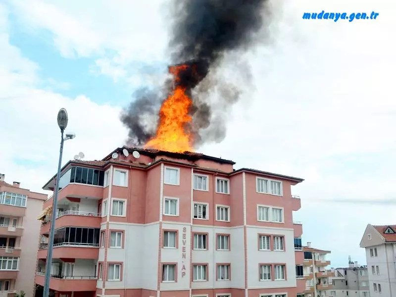 İHMAL YÜZÜNDEN ÇIKAN YANGINDA 4 DAİRE YANDI