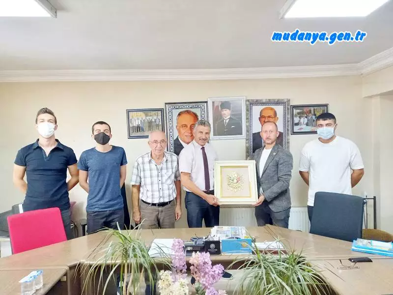 Şevket Güleç yönetimindeki Mudanya Ülkü Ocakları Genel Kurul seçimlerinde büyük bir oy farkıyla Mudanya Esnaf Ve Sanatkârları Kredi ve Kefalet Kooperatifi Başkanlığına seçilen Tahammül İlhan'ı makamında ziyaret etti.