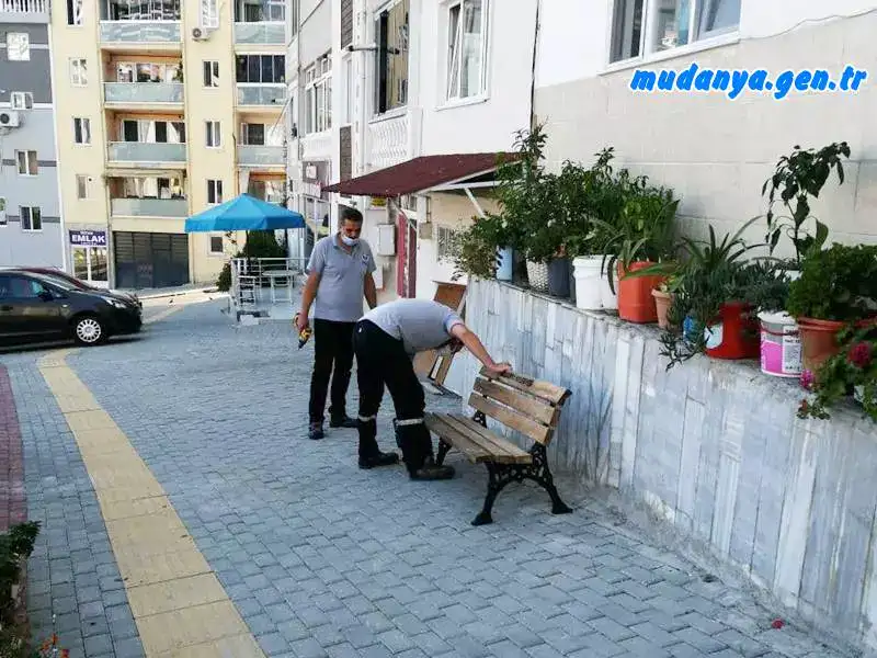 Mudanya Şükrü çavuş Mahalle Muhtarı Şeref Şaş'ın talebi üzerine Mudanya Belediyesi ekiplerince su deposu caddesi başta olmak üzere rampa olan yerlere aralıklarla dinlenme bank ve geniş noktalara piknik masaları konuldu.