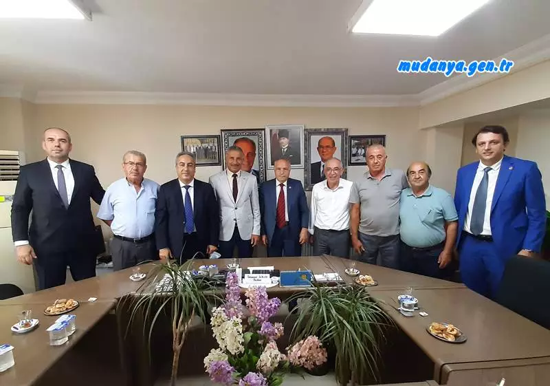 Bursa Esnaf Ve Sanatkarlar Odaları Birliği (BSOB) Başkanı Arif Tak, Genel Sekreter Rafiz Vatansever, Bursa İl Ticaret Müdürü İsmail Aslanlar seçimli kongre sonrasında Mudanya Esnaf ve Sanatkarlar Kredi ve Kefalet Kooperatifi Başkanı Tahammül İlhan'a hayırlı olsun ziyaretinde bulundu. Ziyarete Mudanya Esnaf ve Sanatkarlar Odası Başkanı Ertan Abdulazizoğlu'da katılım sağladı.