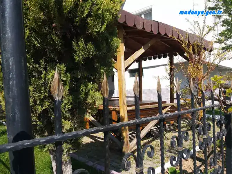 15 Nisan 2021 günü Güzelyalı Eğitim Mahallesi Söğütlü Cadde üzerinde bulunan Mudanya Belediyesi Taş Devri Çocuk Parkında yan apartmanın mızrak gibi sivri demir parmaklıklarının üzerine düşerek annesinin gözleri önünde hayatını kaybeden Çağan Ege Yer'in  pisipisine hayattan kopuşunun üzerinden geçen 9 günün sonunda Milliyetçi Hareket Partisi Mudanya (MHP) İlçe Başkanı Erkut Seymenler sosyal medya (facebook) üzerinden basın açıklaması yaptı.