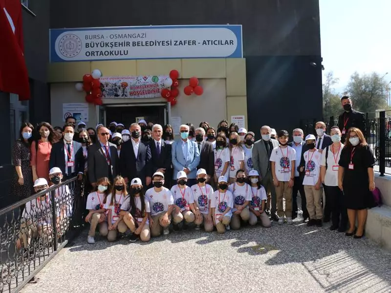 Büyükşehir Belediyesi Zafer Atıcılar Ortaokulu'nda TÜBİTAK 4006 Bilim Fuarı düzenlendi. Bilim Fuarında öğretmen ve öğrencilerin hazırladığı birbirinden farklı ve özgün 18 proje yer alıyor.