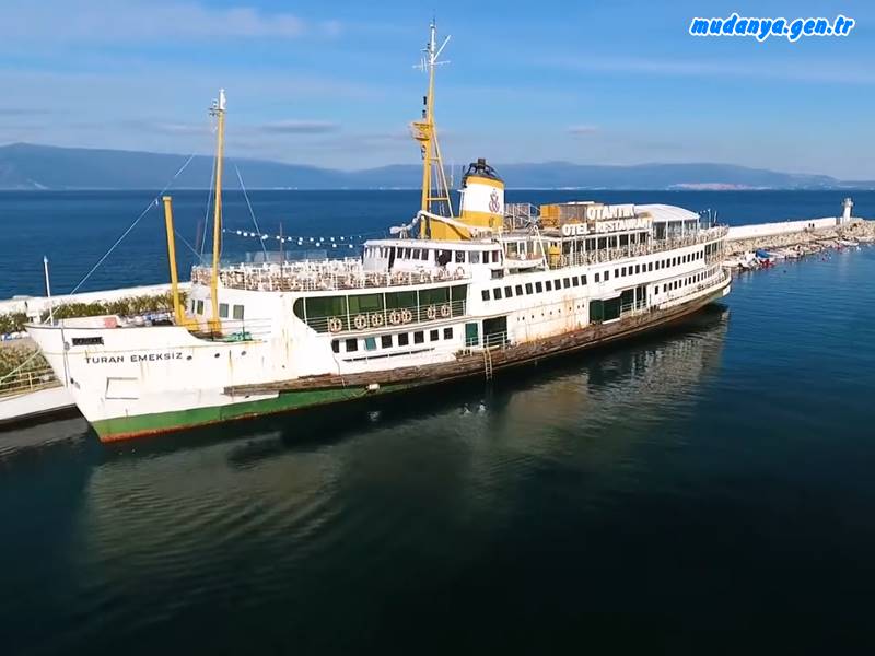 Mudanya'nın tanınmış köşe yazarı, avukat, dağcı, arıcı ve doğal tarım ürünleri yetiştiricisi Avukat İbrahim Turan Güzelyalı yat limanında atıl durumda demirli bulunan Turan Emeksiz vapurunun Mudanya Belediye Meclisi kararıyla İstanbul Büyükşehir Belediyesine bedelsiz olarak verilmesinin ardından duruma tepki göstererek vapurun 1980 darbesi öncesi ülkemizde yaşanan arnarşi ortamını anlatan bir müze haline getirilerek gelecek kuşaklara ulaştırılması gerektiği önerisinde bulundu. Peki Turan Emeksiz kimdir? haberimizde