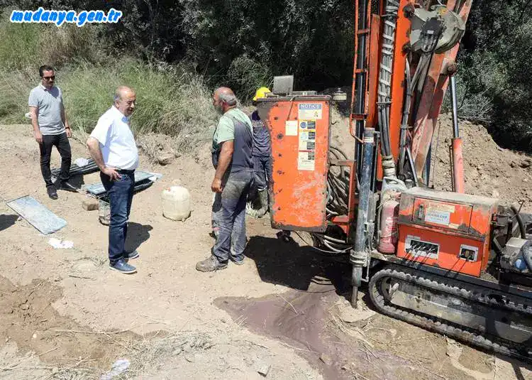 MHP'li Meclis Üyesi Bülent ERDEN Halitpaşa Mahallesinde zemin etüt çalışması yapılan yeni Kapalı Pazaryeri'nin konumunun yanlış olduğunu belirterek buraya Kapalı Pazaryeri inşa edilmesi durumunda Halitpaşa Mahallesinin sorunlar yumağı haline geleceğini ve vatandaşların büyük sıkıntı çekeceğini, trafiğin tamamen kilitleneceğini söyledi. ERDEN Belediye Başkanı Hayri TÜRKYILMAZ'a çözüm önerisi de sundu.