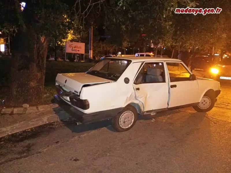 Geçtiğimiz akşam saat 23.00’de Demirhane trafik lambalarının orada oluşan hafif yaralamalı ve maddi hasarlı kazada 16 JM 811 plakalı araç dönülmez tabelasını farketmeyerek Bursa istikametinden gelen 16 BE 165 plakalı araç ile çarpıştı.