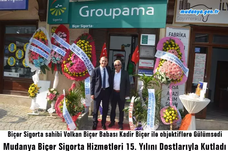 Biçer Sigortanın kurucusu ve eski Mudanya Meclis Üyesi Kadir Biçer ve işyeri sahibi oğlu Volkan Biçer'in ağırladığı konuklarla tek tek ilgilenirken, kendileriyle hatıra fotoğrafı çektirmeyi de ihmal etmedi.