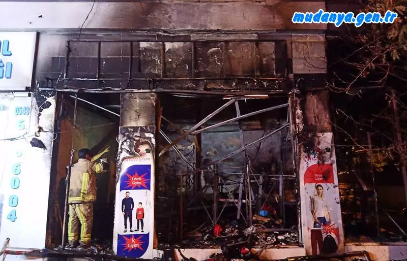 Mudanya Halitpaşa Mahallesi Jandarma Komutanlığı yanındaki Fabrika Sokak'ın köşesinde bir iç giyim mağazasında saat 00:10 sıralarında başlayan yangında iç çamaşırı mağazası çayır çayır yanarak küle döndü.