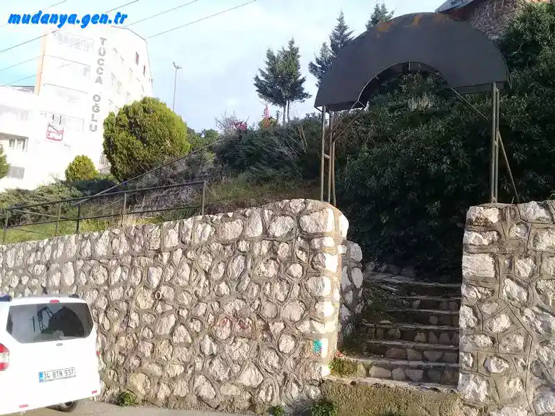 Mudanya Yel değirmeni parkı olarak kullanılan alanın diğer yönünde ise parka giriş yapılan bölümün korunaklı olduğu ancak ilçe stadına bakan tarafta ki 3 ayrı çıkış merdivenlerinin 2 tanesinde yarıya kadar demir korkuluk bulunduğu bir tanesinde ise hiç bulunmadığını belirten vatandaşlar, “