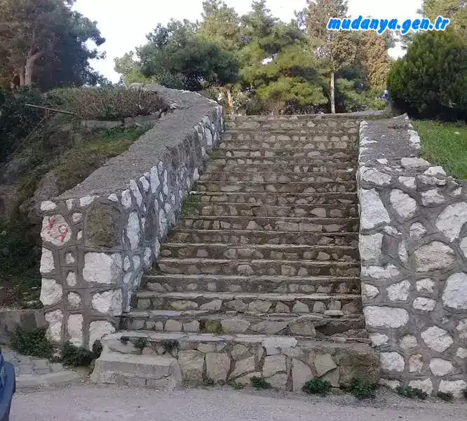 Mudanya kapalı ceza evinin kapatılıp yıkılmasından sonra Mudanya Belediyesi tarafından geçtiğimiz yıllarda, spor yapılabilen, içinde çocuk oyun gruplarının bulunduğu ve dinlenme parkı olarak düzenlenen alana çıkışı sağlayan ilçe stadına bakan yönünde yapılan beton merdivenlerin korunaksız olması nedeniyle engelli, yaşlılar ve çocuklu aileler tarafından tehlikeli bulunarak demir veya alüminyum korkuluk yapılması isteniyor.
