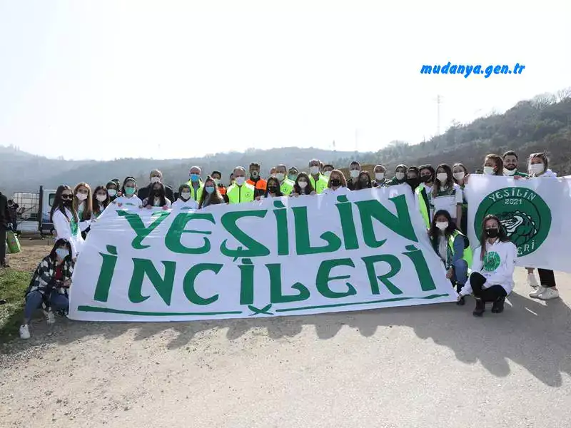 Bursa Büyükşehir Belediyesi tarafından başlatılan ‘Gönüllü Hareketi’ne katılan vatandaşlar, özellikle kısıtlamanın olduğu hafta sonları sokak hayvanlarının beslenmesi için sahaya indi. Şehrin 150 ayrı noktasına dağılan 180 kişilik gönüllüler ordusu, sokak hayvanlarına yem dağıtımı yaptı.