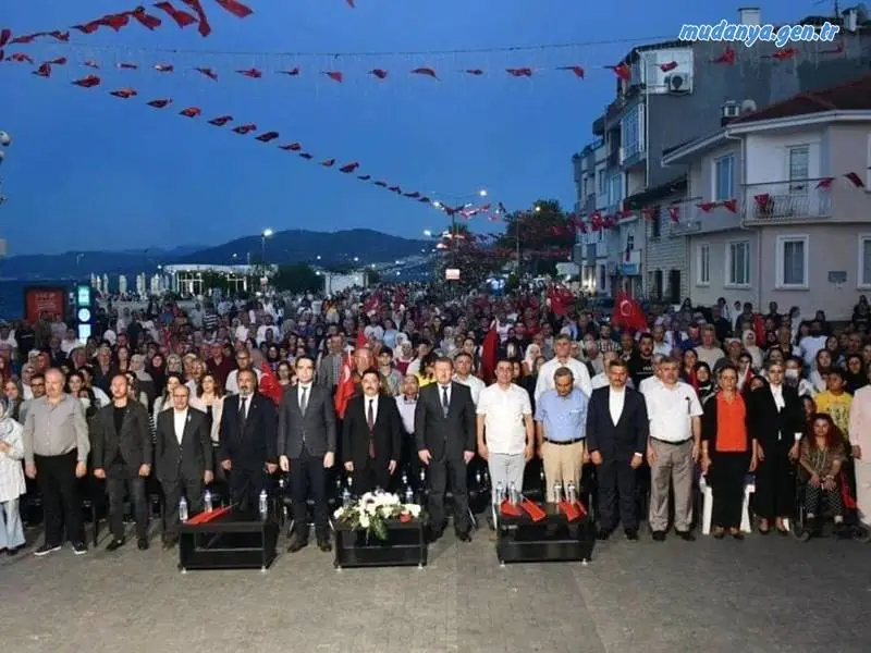 15 Temmuz FETÖ darbe girişiminin 6’ıncı yıl dönümünde Mudanyalılar yine meydanları doldurdu. Mütareke Meydanı’nda düzenlenen törende gerçekleşen konuşmalarda, “Darbe girişimine karşı halkımızın verdiği tepki, şanlı tarihimize yeni kahramanlıklar ekledi. Dünyaya örnek olacak bir destan yazıldı” dendi.