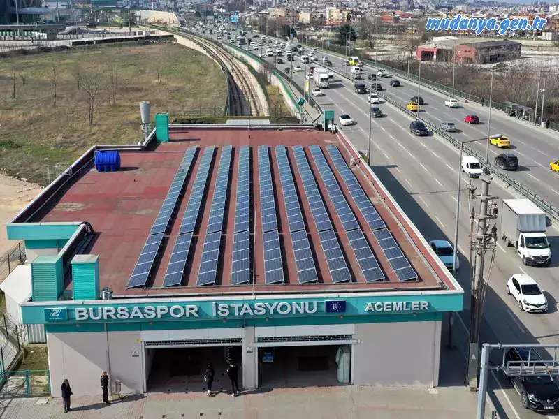 Bursa’yı geleceğe taşıyacak projeleri bir bir hayata geçiren Büyükşehir Belediyesi, yeşil kimliğinden uzaklaşan şehrin yeniden ‘Yeşil Bursa’ olarak anılması amacıyla yenilenebilir enerji kaynaklarının kullanımı noktasında da önemli bir mesafe kat etti. Büyükşehir Belediye Başkanı Alinur Aktaş, “Enerjimizi doğadan alıp, Bursa için harcıyoruz” dedi.