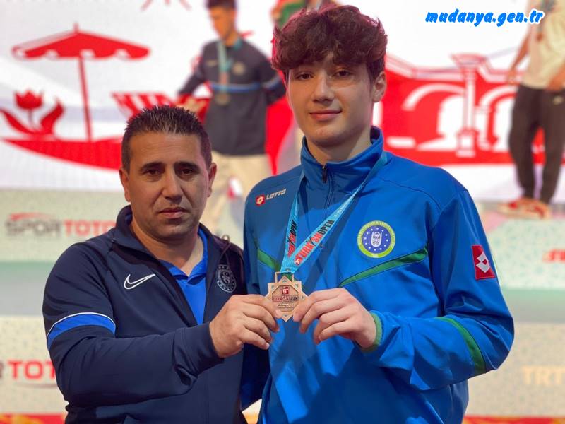 Bursa Büyükşehir Belediyespor Kulübü taekwondo sporcusu Ahmet Eren Güneş ve satranç sporcusu Yağız Kaan Erdoğmuş, katıldıkları turnuvalarda derece elde ederek Bursa’nın gururu oldular.