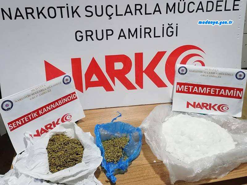 Mudanya Emniyeti Narkotik Büro gerçekleştirdikleri takibe aldıkları şahısların üzerlerinde ve evlerinde yaptıkları aramada satışa hazır halde uyuşturucu ele geçirdiler.