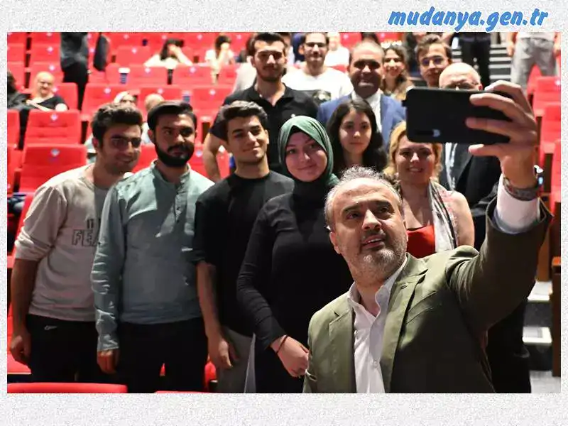 Büyükşehir Belediyesi’nin geçtiğimiz dönem Bursa Kalkınma ve Eğitim Kooperatifi aracılığıyla 3 bin üniversite öğrencisi ile başlattığı burs uygulaması, meslek liselilerle birlikte 10 bin öğrenciye ulaştı. Burs almaya hak kazanan 5 bin üniversite ile 5 bin meslek lisesi öğrencisinin bursları, başvuru sırasında verdikleri hesap numaralarına yatırıldı.